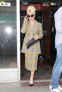 Lady Gaga紐約街頭演繹時(shí)尚變裝秀 從職場精英到歌舞女郎的奇幻之旅