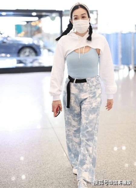 鐘麗緹羊角辮造型引熱議 青春活力與歲月痕跡的交織